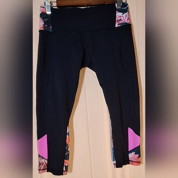 lululemon athletica Pants - LULULEMON ATHLETICA Black and Pink Floral Cropped Leggings